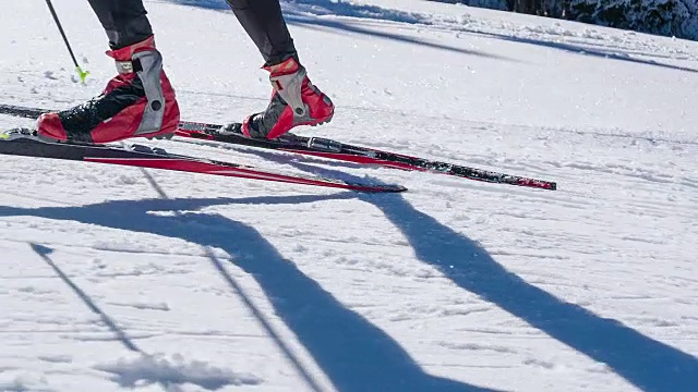 越野滑雪者在山上滑冰视频素材