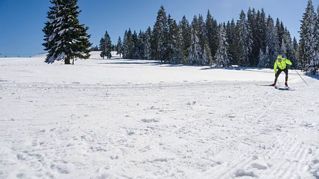 越野滑雪者全功率滑上山滑雪视频素材