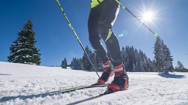 男性越野滑雪者在一个冬季景观视频素材