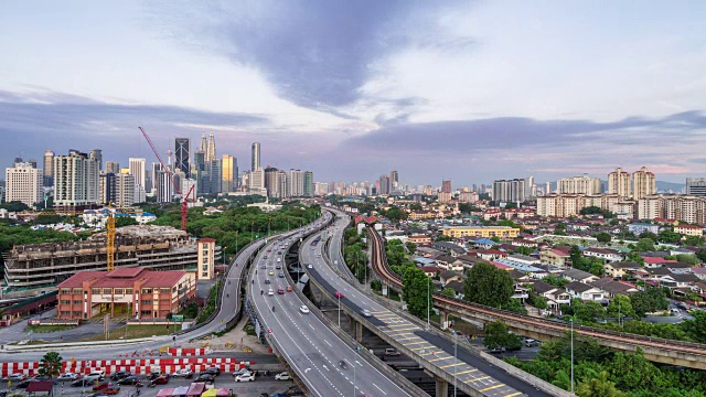 吉隆坡现代化的建筑和繁忙的道路。时间流逝视频素材