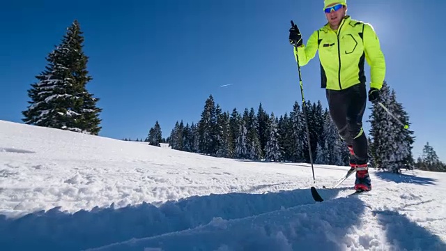 在平行的槽状滑雪道上越野滑雪视频素材