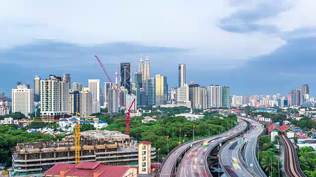 吉隆坡现代化的建筑和繁忙的道路。时间流逝视频素材