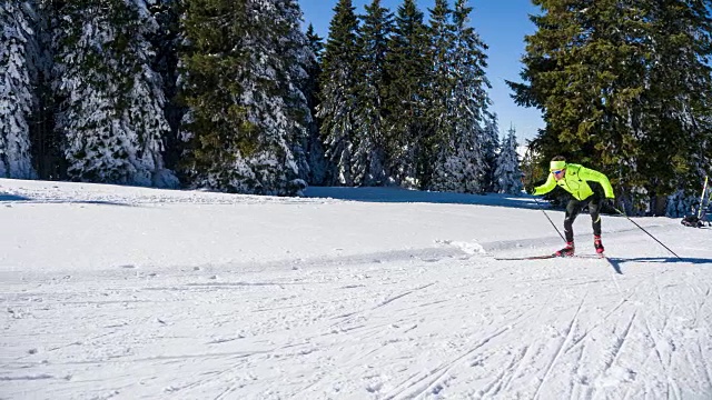 男性越野赛滑雪者全功率滑上山滑雪视频素材