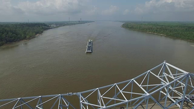 低桥驳船-无人机航拍4K密西西比河大桥和驳船1of14，沼泽地，海湾三角洲，新奥尔良，圣路易斯，与游船航行和野生动物4K运输视频素材