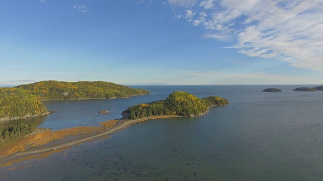 在圣劳伦斯河的海角、岛屿、森林和海湾附近滑行视频素材