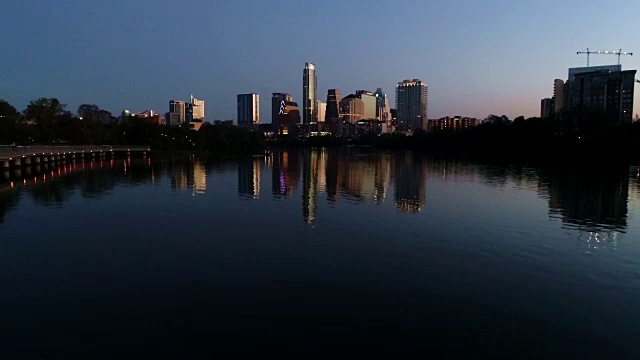 德克萨斯州奥斯汀市的水映衬出完美的市中心城市景观视频素材