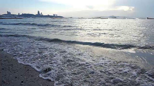 慢镜头海浪冲击芭堤雅海滩。泰国视频素材