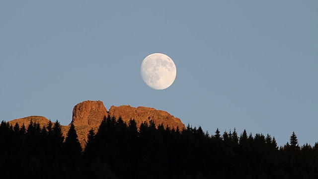 意大利，Fiemme山谷，卡瓦尔斯，Dolomites上日落的月亮视频下载