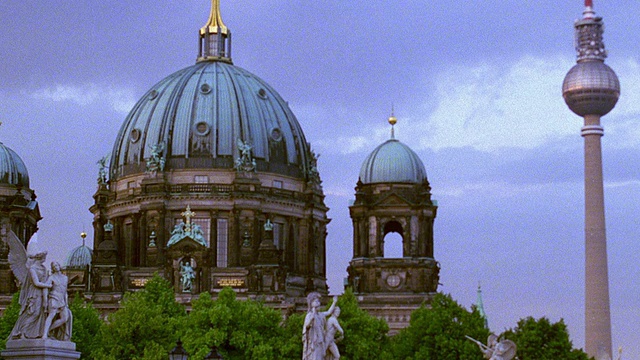 柏林大教堂(Berliner Dom)穹顶与电视塔(Fernsehturm)背景/柏林，德国视频素材