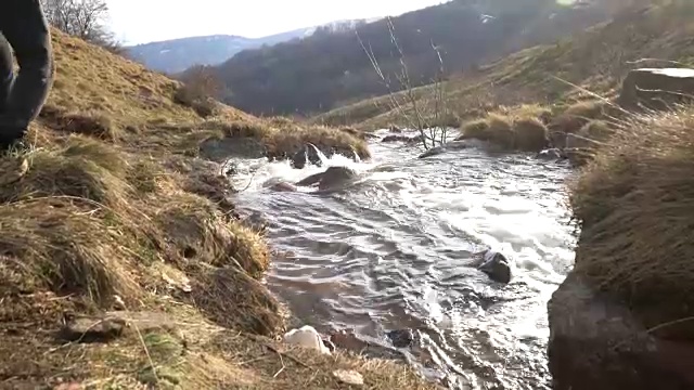 饮用冷山泉的水视频素材