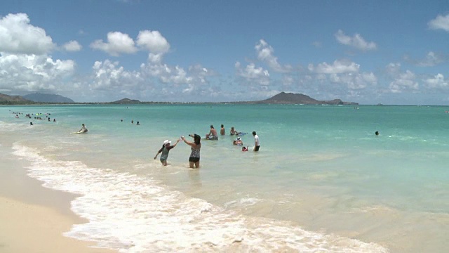 人们在夏威夷檀的海滩上享受视频素材