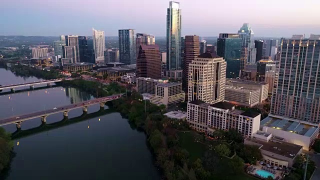 靠近市中心奥斯汀的夜景在色彩斑斓的日出之前俯瞰城镇湖视频素材