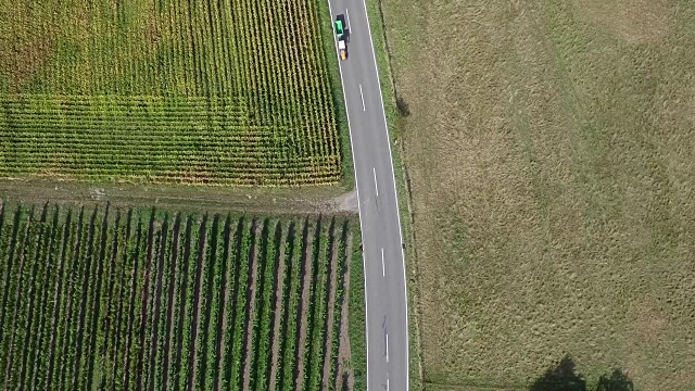 车辆鸟瞰图在道路上的农业领域，阿尔萨斯视频下载