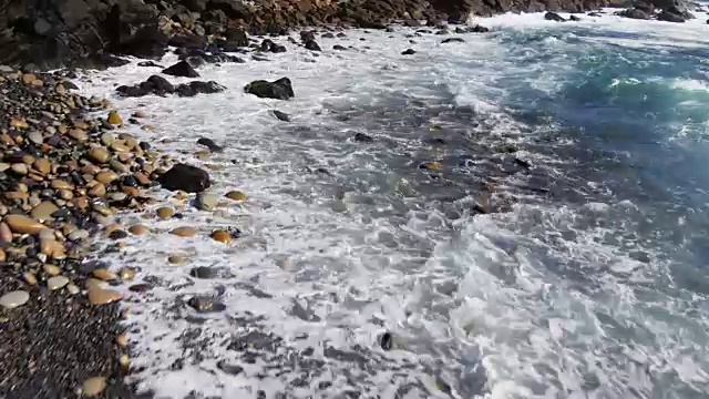 海浪撞击英国海岸，天线视频素材