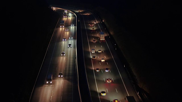 无人机拍摄的德国巴登-符腾堡州夜间高速公路上行驶的车辆视频下载