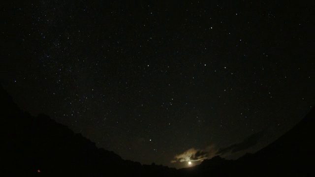 星星和月亮在夜晚的天空落在岩石山脊后，安德林吉拉，马达加斯加视频素材