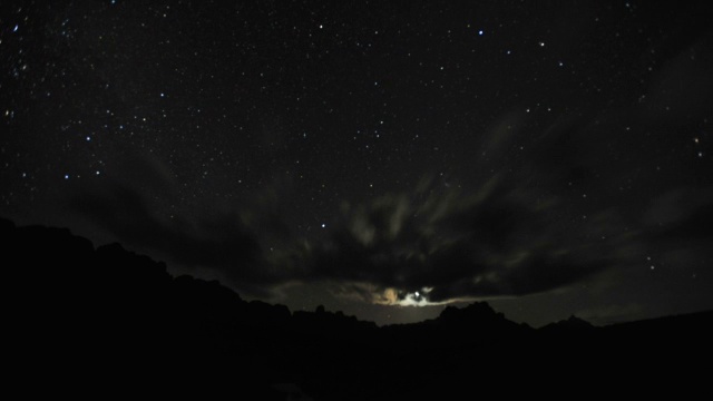 星星和月亮在夜晚的天空落在岩石山脊后，安德林吉拉，马达加斯加视频素材