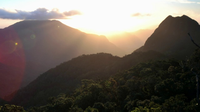 太阳从山上升起，Marojejy，马达加斯加视频素材