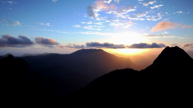 太阳从山上升起，Marojejy，马达加斯加视频素材