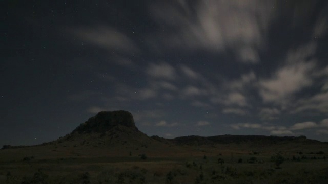 星星落在马达加斯加岩石高原的夜空中视频素材