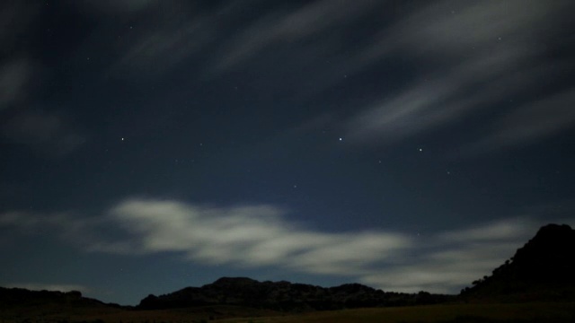 星星落在马达加斯加岩石高原的夜空中视频素材