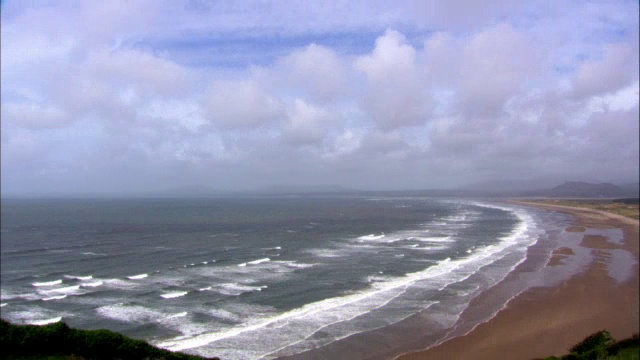 英国，延时海浪拍打着海滩视频素材