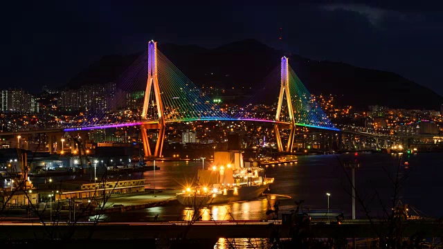 釜山港和北康大桥(釜山港大桥)的夜景视频素材