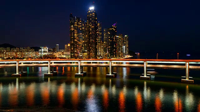 海城的摩天大楼和Gwangandaegyo桥的日夜观(该地区是昂贵和享有声望的住宅区)视频素材