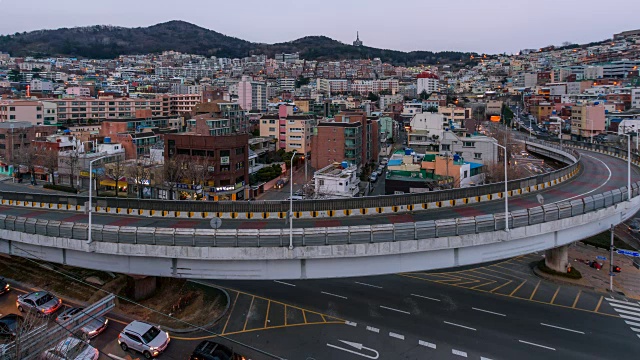 东台路口和三博克路(过山的路)在西谷地区的白天到晚上的景象视频素材