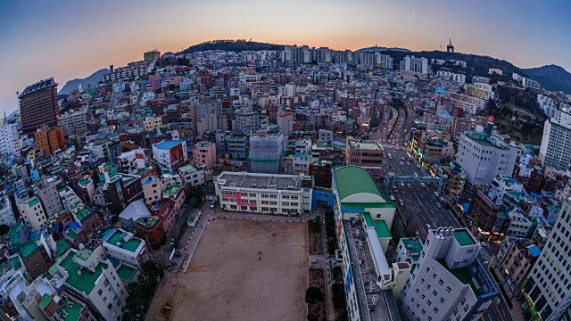 夜景三福路交通(道路，通过一个山)在西谷地区视频素材