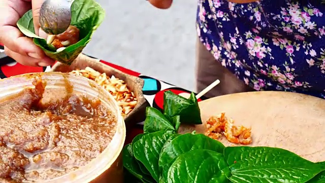 Miang Kum(叶包一口大小的开胃菜)泰国食物。视频下载