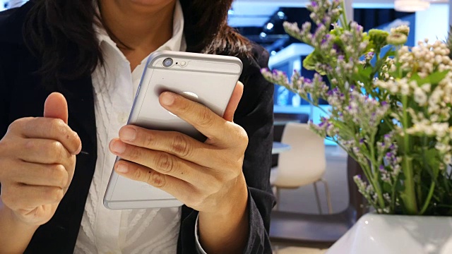 商务女性的手使用智能手机视频素材