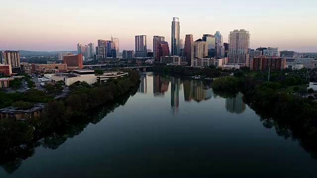 夜景鸟瞰图奥斯汀德克萨斯镜反射视频素材