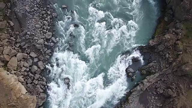 头顶是冰岛河急流视频素材