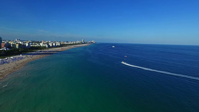 空中，快艇驶过佛罗里达海岸视频素材