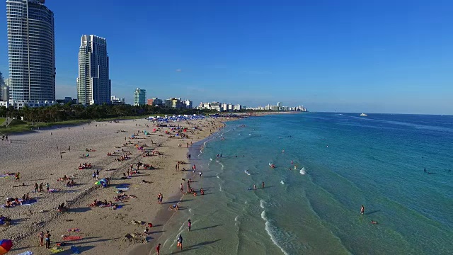 迈阿密海滩上的游客视频素材