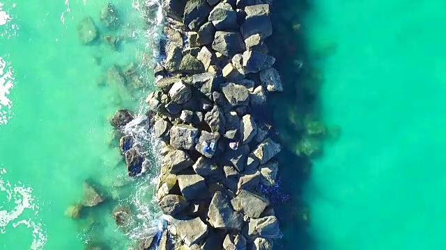 海浪撞击岩壁，架空视频素材