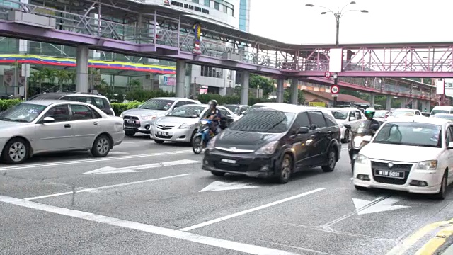 马来西亚吉隆坡一条繁忙大道上的交通高峰时段视频素材