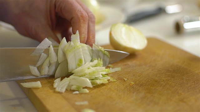 洋葱切碎菜刀，慢动作视频素材