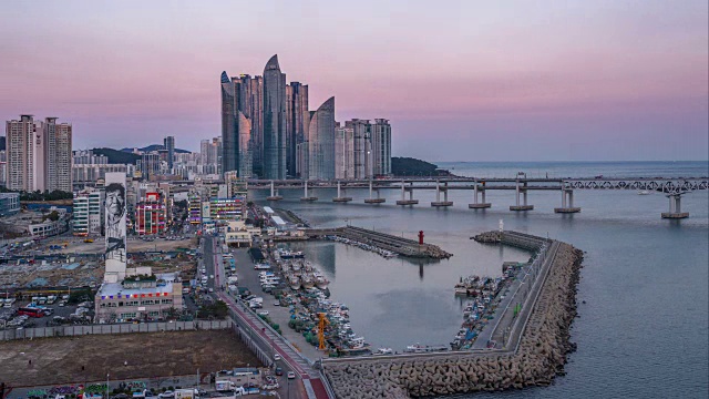 海城的摩天大楼和Gwangandaegyo桥的日夜观(该地区是昂贵和享有声望的住宅区)视频素材