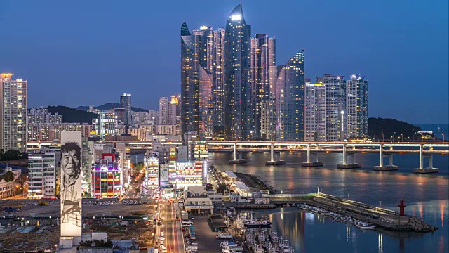 海城摩天大楼夜景和Gwangandaegyo大桥(该地区是昂贵且享有声望的住宅区)视频素材