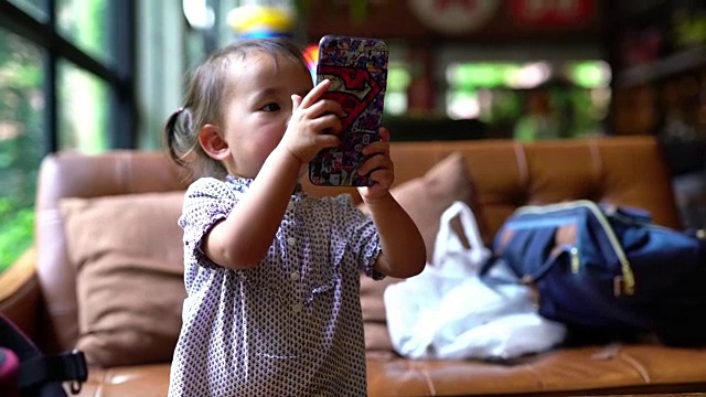 孩子们在餐厅玩手机视频素材