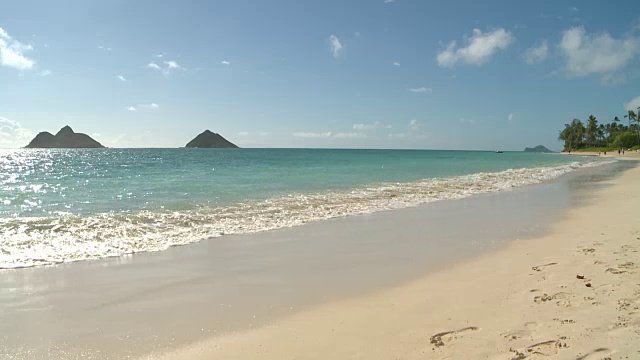 夏威夷的火奴鲁鲁，海浪轻轻冲刷视频素材