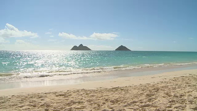 夏威夷的火奴鲁鲁，海浪轻轻冲刷视频素材