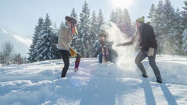 朋友们在打雪仗视频素材