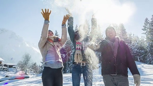 朋友把雪视频素材