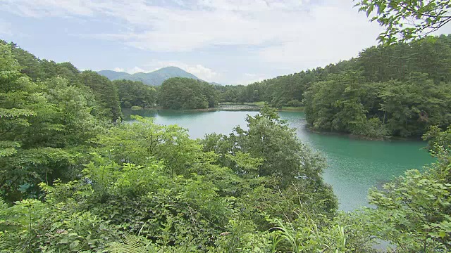 日本福岛万代朝日国家公园美丽的湖视频素材