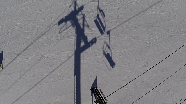 加拿大惠斯勒滑雪地区滑雪者在滑雪缆车上的无人机镜头视频素材