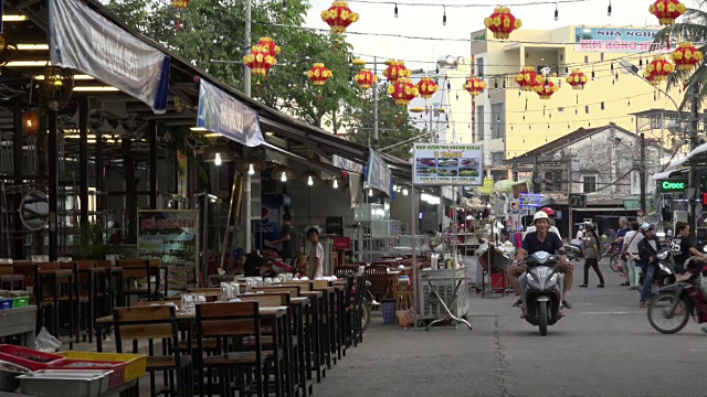 夜市的餐厅和摩托车视频下载