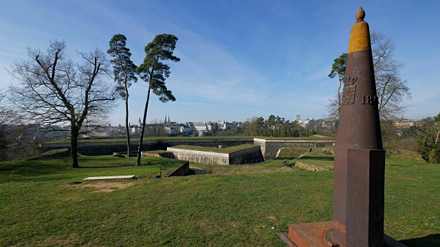 从Fort Obergruenwald在Kirchberg到老城，卢森堡市，卢森堡大公国的观点视频素材